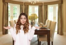 donna indecisa e tavolo con sedie da pranzo