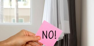 posti-it con scritta no e tende