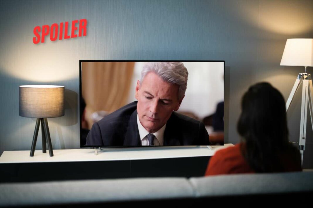 donna che guarda tv con Roberto Farnesi il paradiso delle signore
