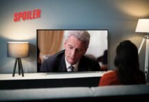 donna che guarda tv con Roberto Farnesi il paradiso delle signore