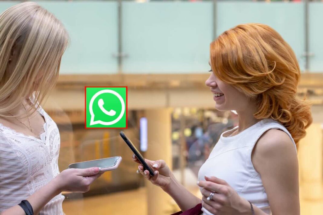 ragazze con smartphone e simbolo whatsapp