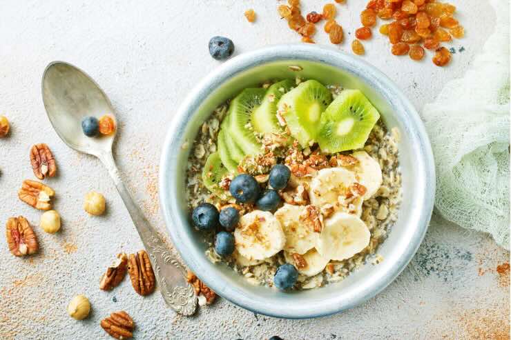 yogurt con kiwi, cereali e frutta fresca