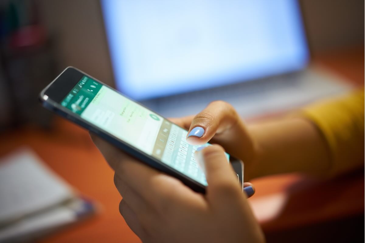 mani che digitano su whatsapp