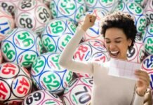 palline con numeri e donna che esulta