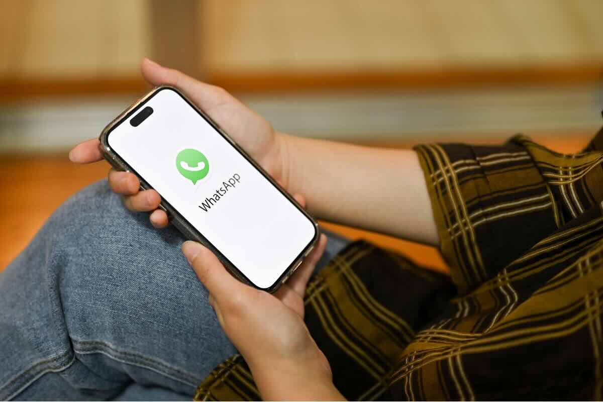 mani con smartphone con whatsapp