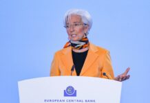 Christine Lagarde mentre tiene un discorso