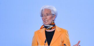 Christine Lagarde mentre tiene un discorso