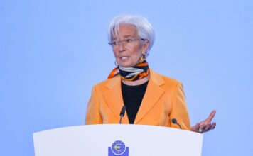 Christine Lagarde mentre tiene un discorso