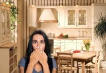 cucina classica e donna stupita