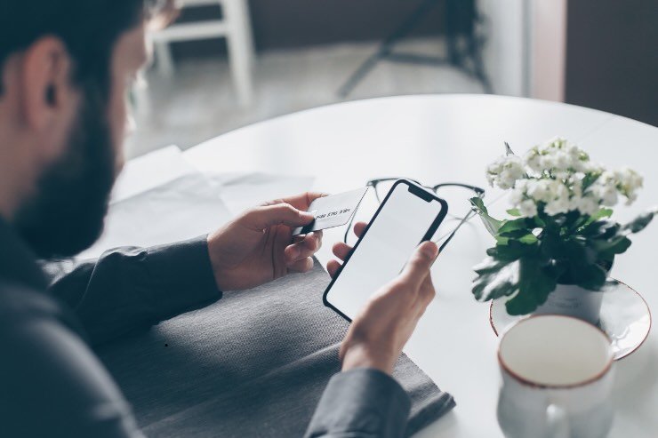 uomo con smartphone in mano e occhiali