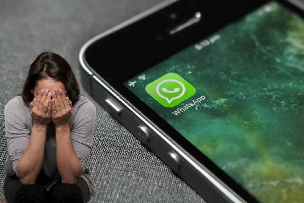 smartphone con whatsapp e donna disperata