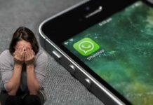 smartphone con whatsapp e donna disperata