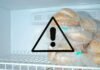 panini in sacchetti di plastica nel congelatore e segnale pericolo nero