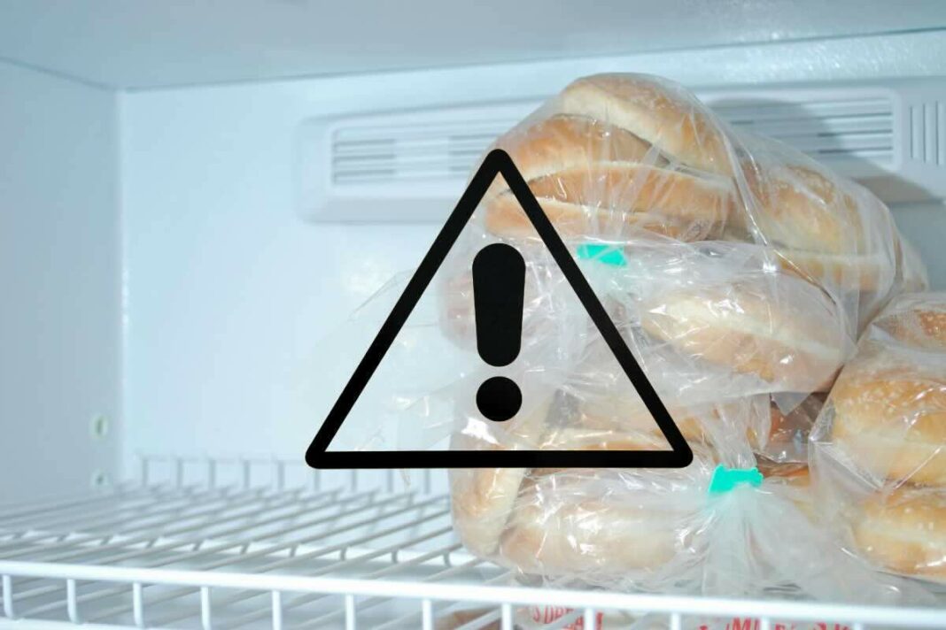 panini in sacchetti di plastica nel congelatore e segnale pericolo nero