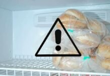 panini in sacchetti di plastica nel congelatore e segnale pericolo nero