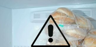 panini in sacchetti di plastica nel congelatore e segnale pericolo nero