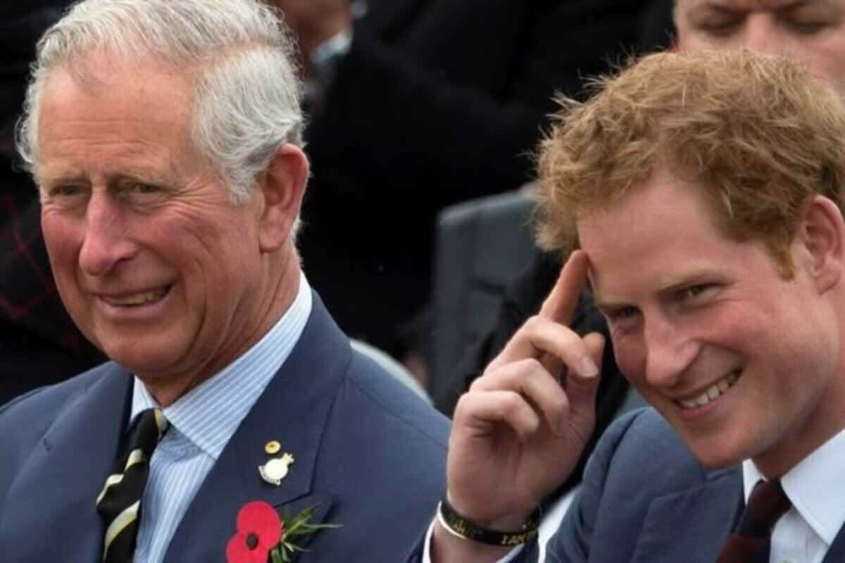 Re Carlo e principe Harry sorridente