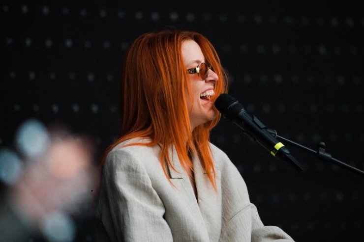 Noemi che si esibisce sul palco