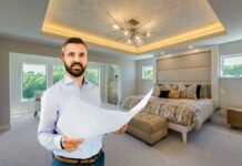 Illuminazione in camera da letto, quale scegliere per ottenere il massimo della funzionalità: non tutti ne sono a conoscenza camera da letto e uomo con piantina di casa in mano