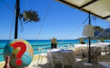 tavolini sul mare con mappamondo e punto di domanda