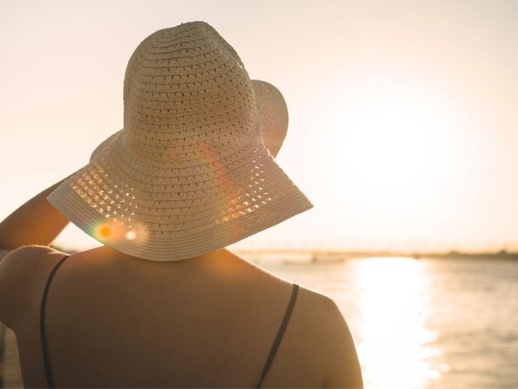 donna di spalle al tramonto