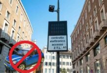 Ztl, stop alla circolazione dei veicoli: in queste zone non puoi più entrare cartello ztl e macchina blu con stop rosso