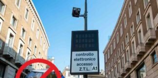 cartello ztl e macchina blu con stop rosso