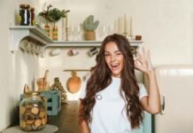 cucina vintage e donna che fa ok