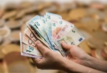 Controlla subito a casa, se hai quest’oggetto puoi comprare un appartamento: quanto vale mani di persona con banconote in euro e sfondo di monete