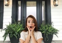 donna stupita e porta d'ingresso con piante