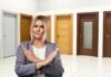 donna che dice no e porte in legno come sfondo