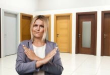 donna che dice no e porte in legno come sfondo