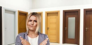 donna che dice no e porte in legno come sfondo