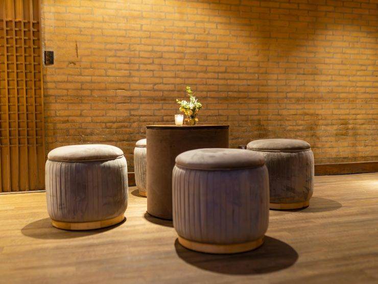 pouf intorno ad un tavolino