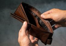 mani che aprono un portafogli vuoto, non ci sono soldi al suo interno