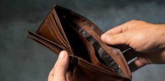 mani che aprono un portafogli vuoto, non ci sono soldi al suo interno