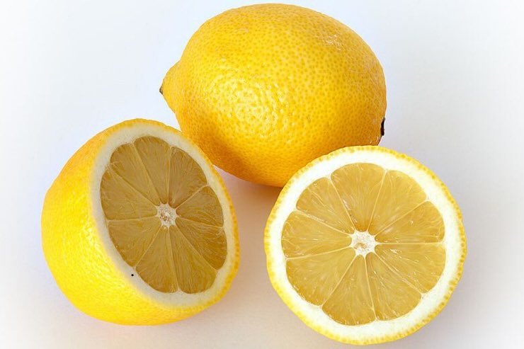 limone intero e due metà di limone