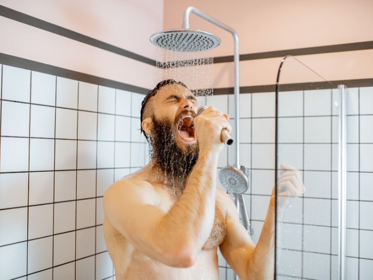 uomo che canta sotto la doccia