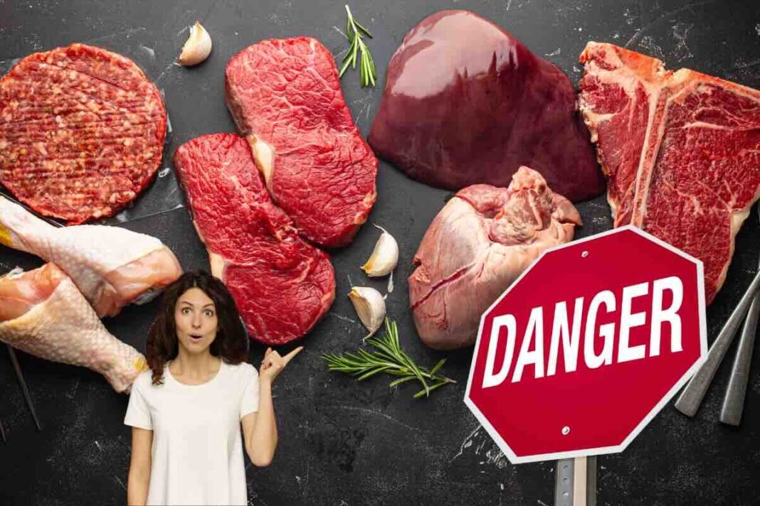 carne rossa e frattaglie, donna che indica con il dito e segnale danger
