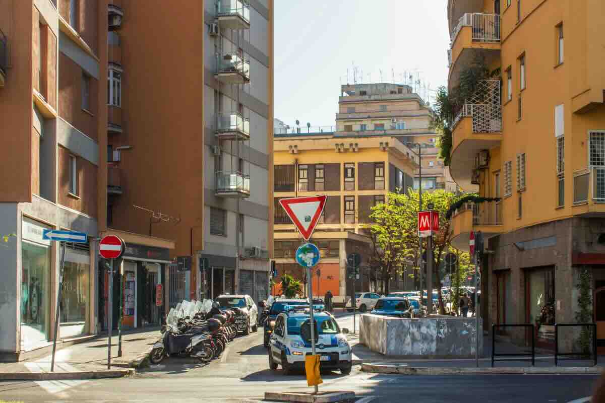via trafficata con segnali stradali