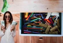 donna con euro in mano e cassetto pieno di oggetti