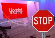 Uomini e Donne, stop improvviso: la scelta di Mediaset gela i fan Uomini e donne studio con segnale stop
