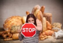 Panico in Italia, richiamato un prelibato tipo di pane: allerta del Ministero sfondo con diversi tipi di pane, donna con segno stop