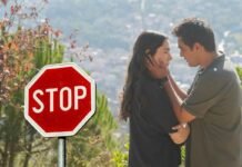 due personaggi di tradimento e segnale stop