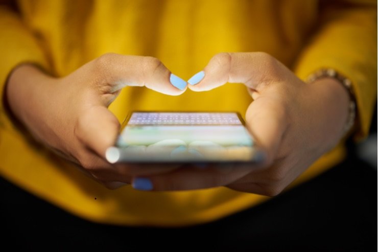 mani che digitano su smartphone con whatsapp