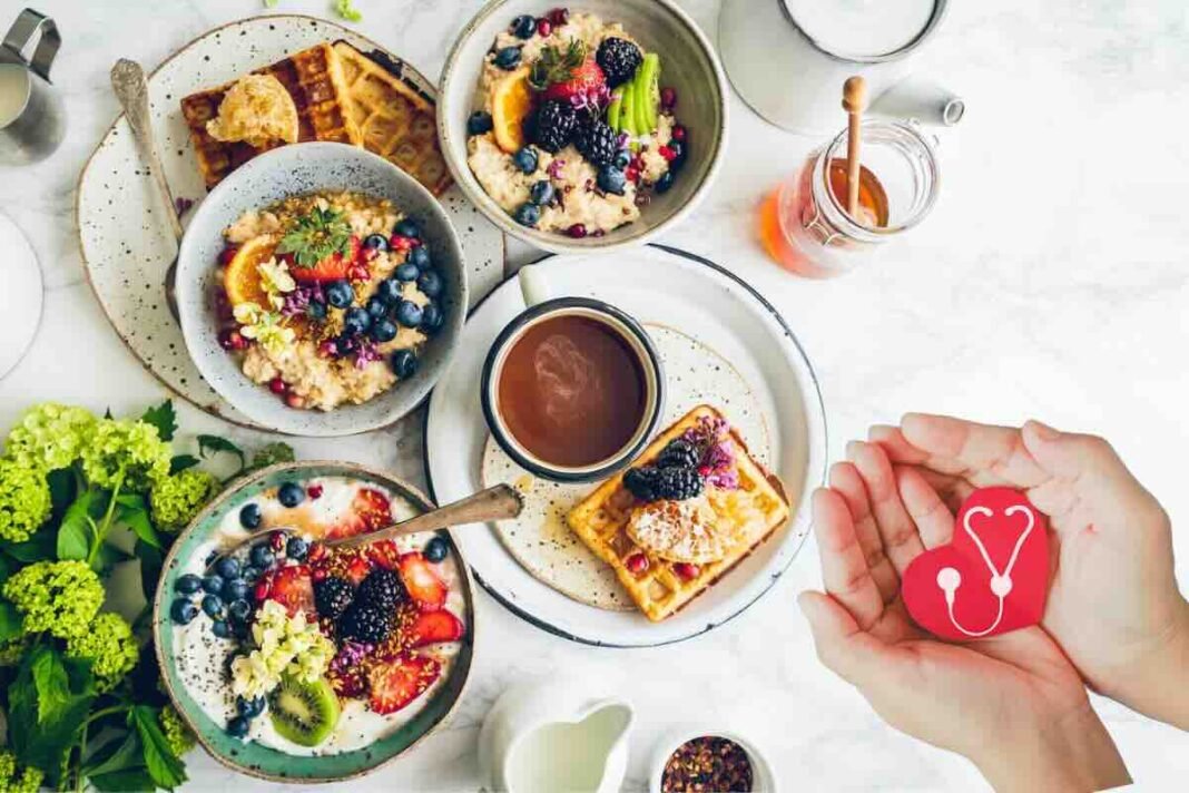 colazione varia sia dolce che salata e mani con modellino di cuore