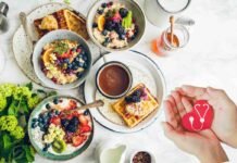 colazione varia sia dolce che salata e mani con modellino di cuore