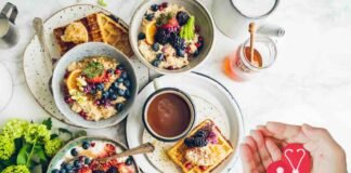 colazione varia sia dolce che salata e mani con modellino di cuore