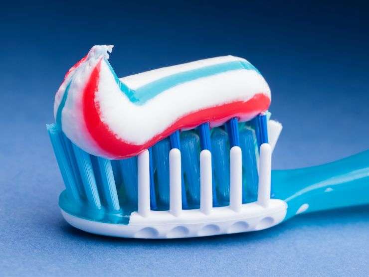 spazzolino con dentifricio