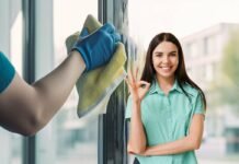 donna che fa ok e pulizia dei vetri